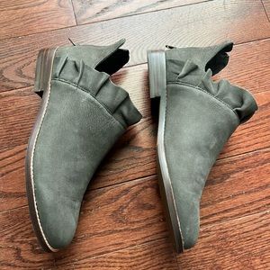 Never worn. Suede gray booties.